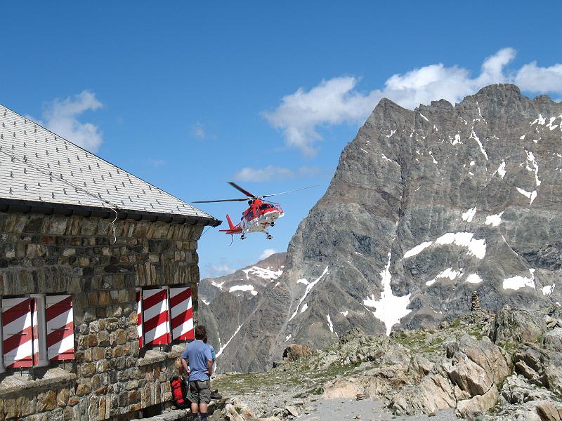 20080712_sacsusten_michi 052.jpg - Helicopter on approach. Watching was great - lets hope we won't need it
